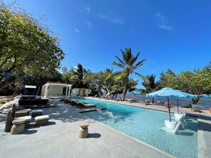 Outdoor pool, open 6:00 AM to 9:00 PM, pool umbrellas, sun loungers - Blue Reef Beach (Placencia)