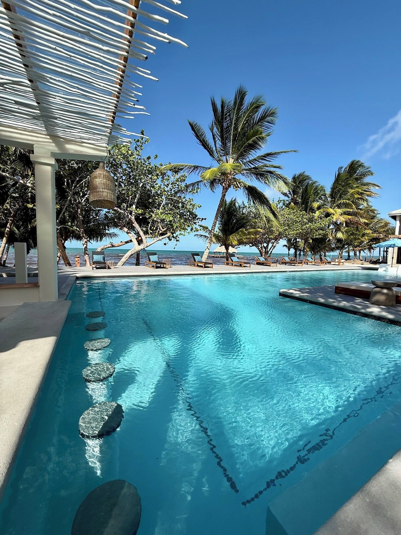 屋外プール、営業時間 6:00 ～ 21:00、プール パラソル、サンラウンジャー