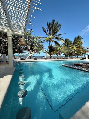 Piscine extérieure, parasols de plage, chaises longues