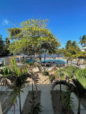 Outdoor pool, open 6:00 AM to 9:00 PM, pool umbrellas, sun loungers - Blue Reef Beach (Placencia)