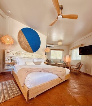 أغطية فراش متميزة وميني بار وخزنة داخل الغرفة