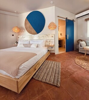 Premium bedding, minibar, in-room safe, laptop workspace - Blue Reef Beach (Placencia)