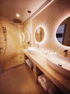 Luxury Room, Pool View | Bathroom - Blue Reef Beach (Placencia)