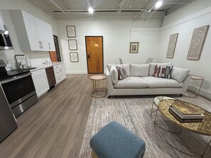 Smart TV - The 610 Flats: Ayla's Alley #21 (Jackson)