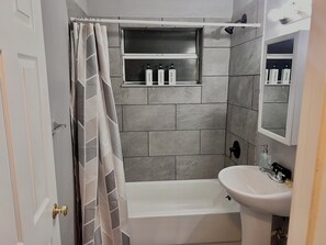 Shower, hair dryer, towels, soap - Adventure Coast 4/2, Big Yard (Spring Hill)