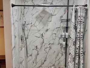 Shower, hair dryer, towels, soap - Adventure Coast 4/2, Big Yard (Spring Hill)