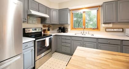 Your Great Escape Lake Home- Pet Friendly with Lake Access! Sleeps 10!