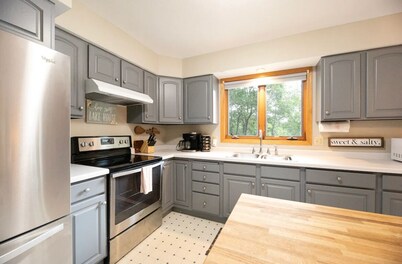 Your Great Escape Lake Home- Pet Friendly with Lake Access! Sleeps 10!