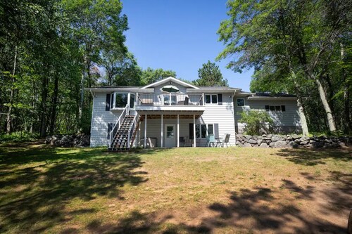 Your Great Escape Lake Home- Pet Friendly, Sleeps 10 & Right on the Lake!