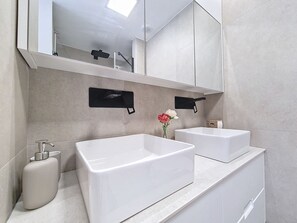 Shower, hair dryer, towels - Poolside apartment, close to the beach (Mar de Cristal)