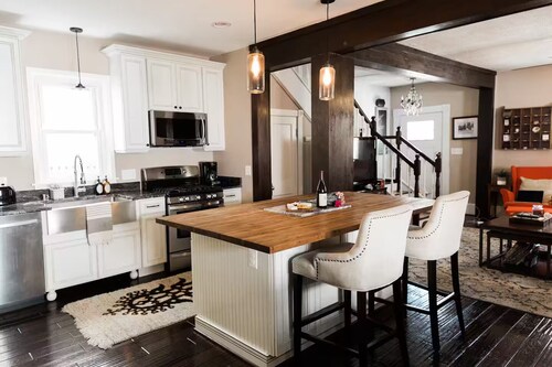 Charming 3-bedroom home in Arlington w/ Hot Tub, Parking Close to Everything DC 