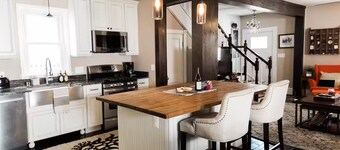 Charming 3-bedroom home in Arlington w/ Hot Tub, Parking Close to Everything DC