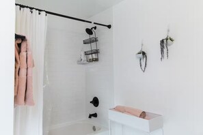 Douche, séchoir à cheveux, serviettes fournies, savon