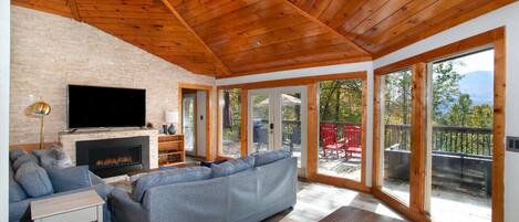 Een smart-tv en een open haard