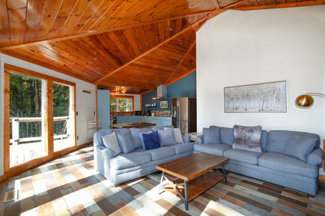 Een smart-tv en een open haard