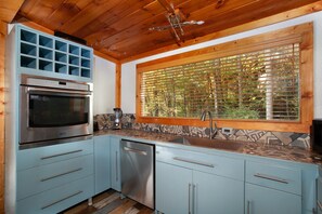 Frigorifero, microonde, forno, piano cottura