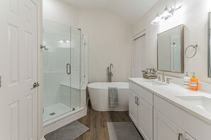 Towels, soap, toilet paper - Upscale Home w/ Pool, Arcade & More! (Frisco)