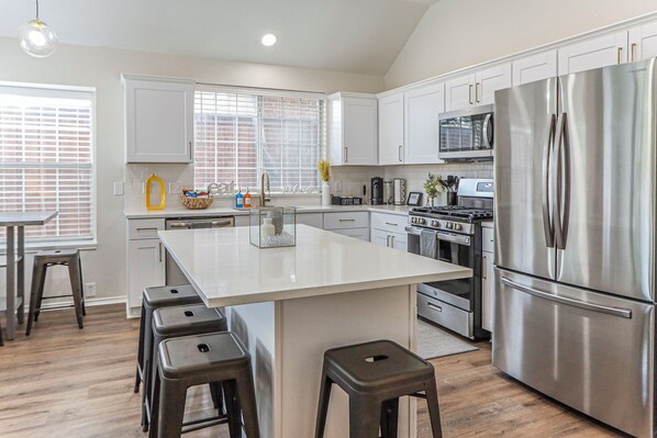 Micro-ondes, four, plaque de cuisson, lave-vaisselle