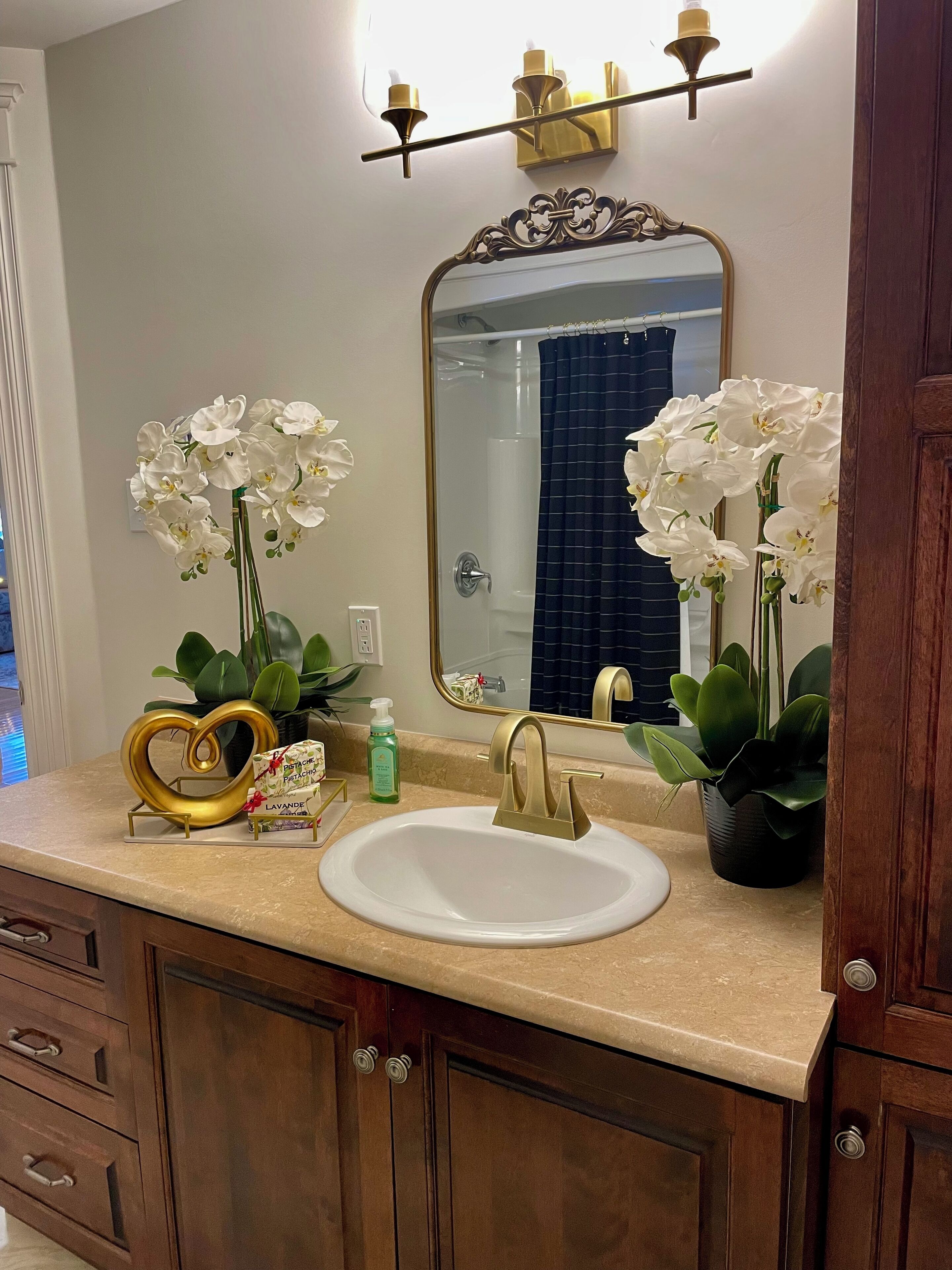 Séchoir à cheveux, bidet, serviettes fournies, savon