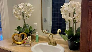 Séchoir à cheveux, bidet, serviettes fournies, savon