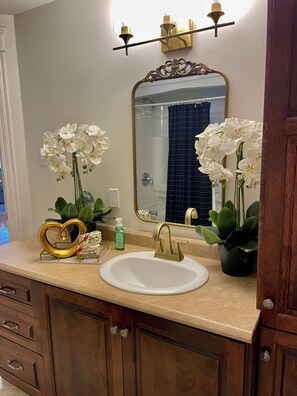 Hårføner, bidé, håndklær og såpe