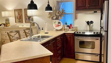 Kylskåp, mikrovågsugn, ugn och spishäll