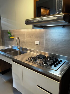 Fridge, microwave, stovetop, coffee/tea maker