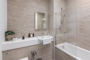 Towels, soap, toilet paper - Designer Flat in Prime Location (Beckenham)
