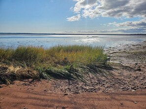 Beach towels - Beautiful Coastal Beach House. New build close to golf and beaches . (Souris)