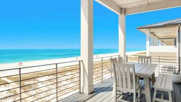 House, Multiple Beds (The Lazy Fish - Viviana #3) | Outdoor dining