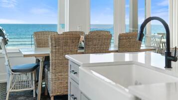 House, Multiple Beds (The Lazy Fish - Viviana #3) | Dining