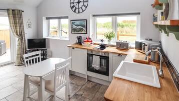 Cabin | Private kitchen | Fridge, microwave, oven, stovetop