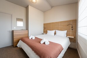 2 chambres, bureau, fer et planche à repasser, accès Internet