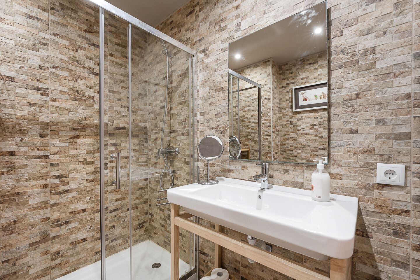 Douche, sèche-cheveux, serviettes fournies, savon