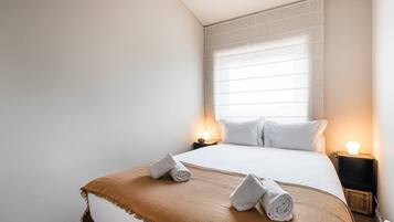 2 bedrooms, desk, iron/ironing board, Internet