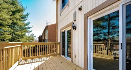 3-bedroom townhome in Gaithersburg with WiFi, AC, Meditation Room Close to DC