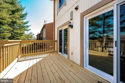 3-bedroom townhome in Gaithersburg with WiFi, AC, Meditation Room Close to DC