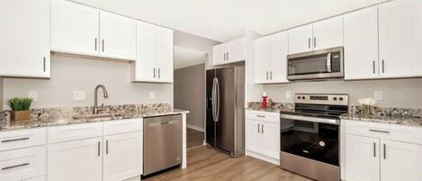 Frigorífico, microondas, horno y placa de cocina