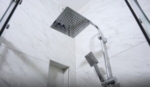 Douche, serviettes fournies, savon, shampoing