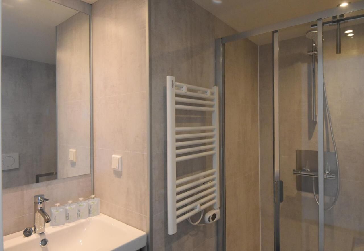 Een douche, een haardroger, handdoeken, zeep