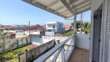 Quarto casal ou duplo básico, sacada, vista parcial para o oceano | Wi-Fi de cortesia