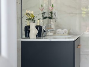 Chuveiro, secador de cabelo, toalhas de banho, sabonete