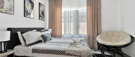 3 slaapkamers, een strijkplank/strijkijzer, gratis wifi, beddengoed