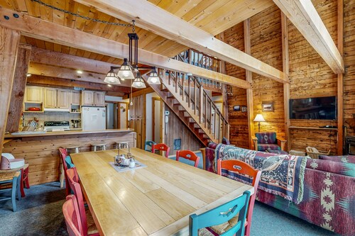 Cozy cabin in the heart of nature with wood fireplace, deck & loft