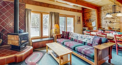 Cozy cabin in the heart of nature with wood fireplace, deck & loft