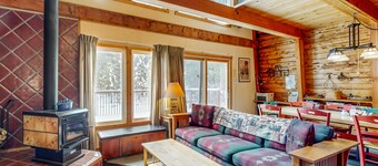 Cozy cabin in the heart of nature with wood fireplace, deck & loft