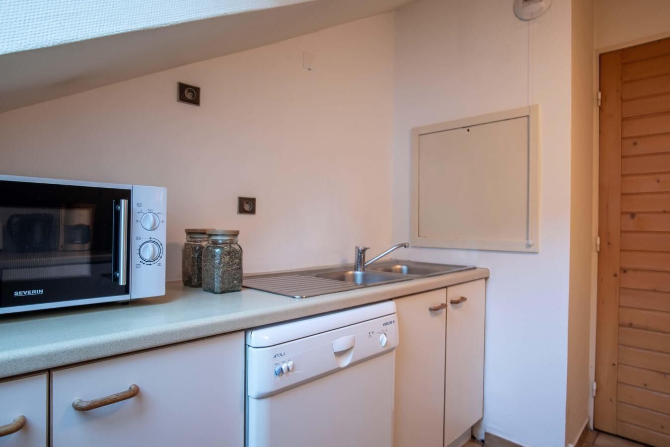 Kühlschrank, Wasserkocher mit Kaffee-/Teezubehör, Toaster