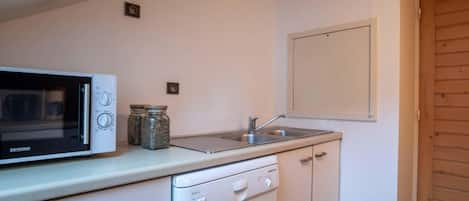 Fridge, coffee/tea maker, toaster