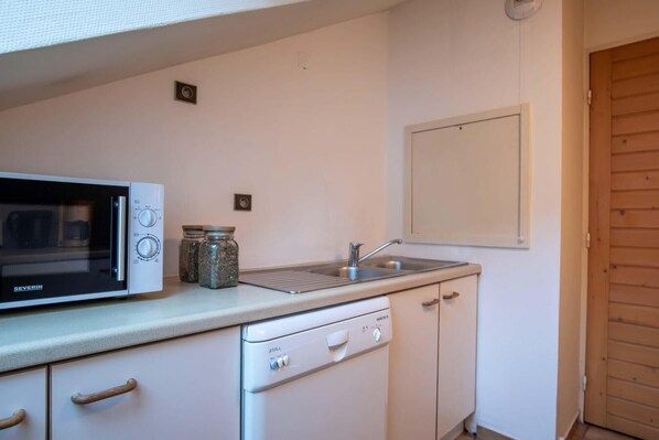 Fridge, coffee/tea maker, toaster