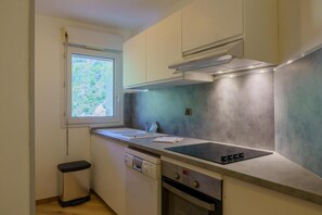 Kjøleskap, kaffetrakter/tekoker og brødrister